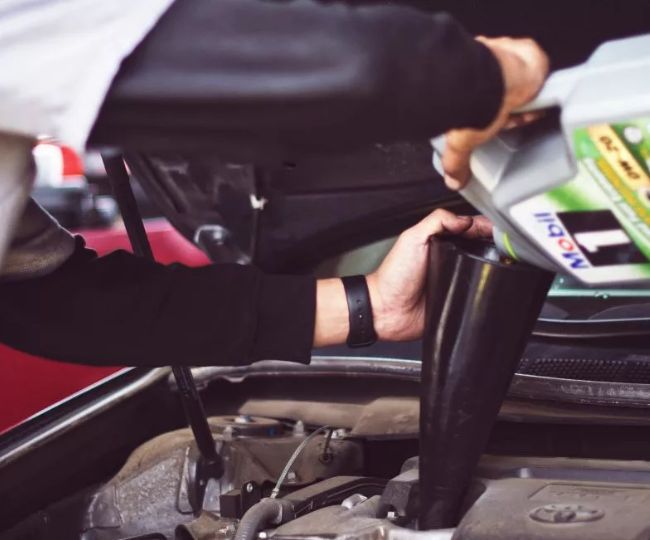 Car Engine Oil गाड़ी में इंजन ऑयल कब बदलना चाहिए, इन बातों से मिलता है